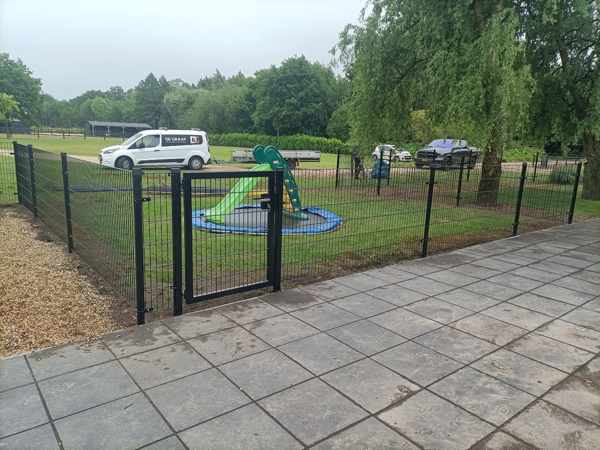 Dubbelstaafmat-RAL9005 hek kopen hekwerk looppoort speeltuin