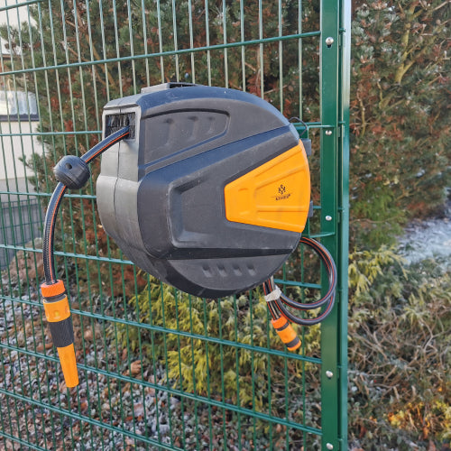 Universelle Gartenschlauchaufroller mit Pfostenhalterung