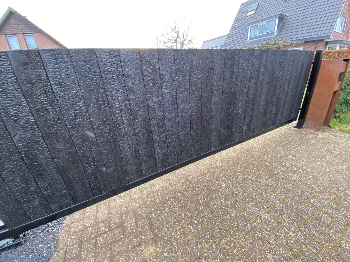 Schiebetor mit Holzeinlegearbeiten (ohne Holzplanken)
